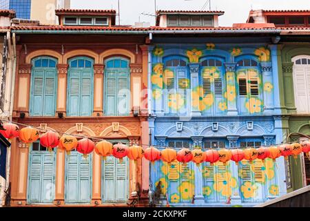 Magasins typiques dans le quartier chinois de Singapour. Les magasins sont pour la plupart de deux ou trois étages de haut, avec une boutique au rez-de-chaussée pour l'activité mercantile et une résidence au-dessus de la boutique.ce bâtiment hybride est populaire dans les centres historiques de la plupart des villes de la région de l'Asie du Sud-est. Banque D'Images