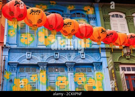 Magasins typiques dans le quartier chinois de Singapour. Les magasins sont pour la plupart de deux ou trois étages de haut, avec une boutique au rez-de-chaussée pour l'activité mercantile et une résidence au-dessus de la boutique.ce bâtiment hybride est populaire dans les centres historiques de la plupart des villes de la région de l'Asie du Sud-est. Banque D'Images