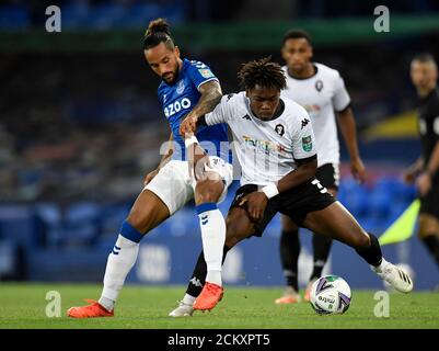 Theo Walcott d'Everton (à gauche) et Brandon Thomas-Asante de Salford City se battent pour le ballon lors du deuxième tour de la Carabao Cup à Goodison Park, Liverpool. Banque D'Images