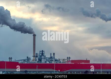 Cheminées d'usine fumées contre un ciel bleu-gris. Pollution de l'environnement Banque D'Images