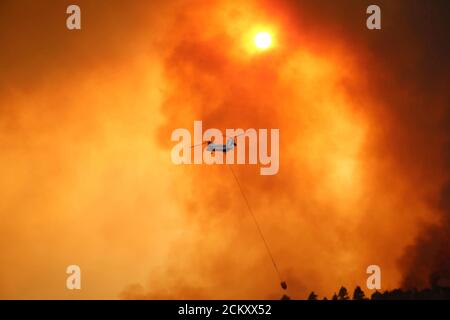 Un hélicoptère de levage lourd Boeing Vertol 107 pendant les opérations aériennes de lutte contre les incendies au Bobcat Fire près du Mt. Wilson Observatory in the Angeles National Forest 14 septembre 2020 au nord-est de Los Angeles, Californie. Le feu a détruit plus de 41,000 acres et est seulement 3% contenu. Banque D'Images