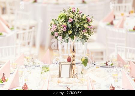 Bouquet de fleurs de mariage sur une table festive décorée Banque D'Images