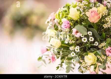 Détail d'un bouquet de fleurs de mariage avec roses roses situées sur le côté droit de l'image Banque D'Images