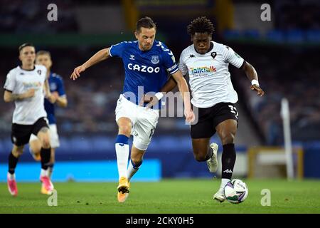 Gylfi Sigurdsson (à gauche) d'Everton et Thomas-Asante de Brandon à Salford City se battent pour le ballon lors du deuxième tour de la Carabao Cup à Goodison Park, Liverpool. Banque D'Images