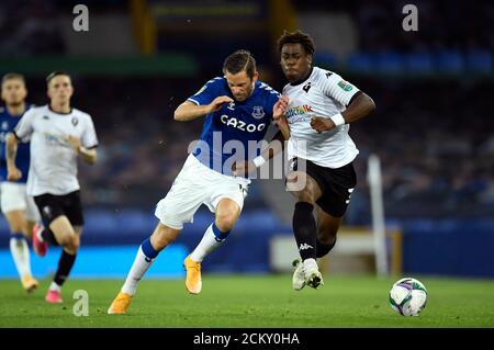 Gylfi Sigurdsson (à gauche) d'Everton et Thomas-Asante de Brandon à Salford City se battent pour le ballon lors du deuxième tour de la Carabao Cup à Goodison Park, Liverpool. Banque D'Images