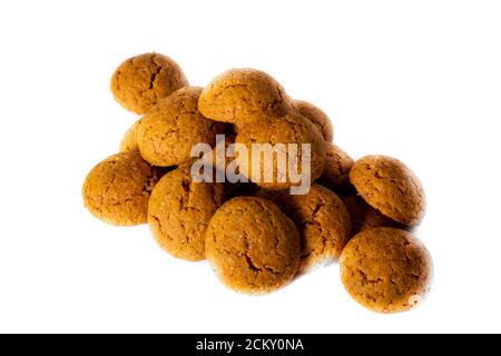 Le bonbon traditionnel hollandais 'Pepernoten se trouve sur un fond blanc photographié en studio Banque D'Images