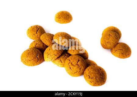 Le bonbon traditionnel hollandais 'Pepernoten se trouve sur un fond blanc photographié en studio Banque D'Images