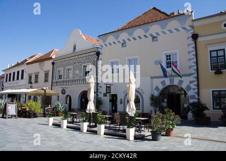 KÖSZEG, HONGRIE - 10 SEPTEMBRE 2020 : en raison du coronavirus, très peu de touristes visitent la belle vieille ville de Köszeg en septembre 2020. Banque D'Images