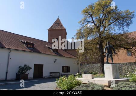 KÖSZEG, HONGRIE - 10 SEPTEMBRE 2020 : en raison du coronavirus, très peu de touristes visitent la belle vieille ville de Köszeg en septembre 2020. Banque D'Images