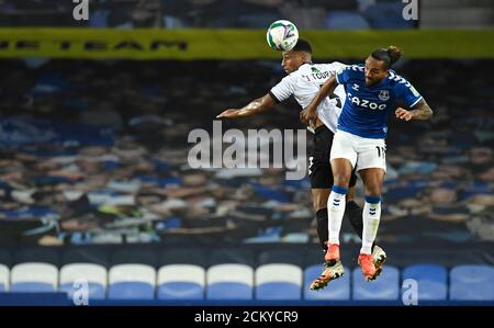 Ibou Touray (à gauche) de Salford City et Theo Walcott d'Everton se battent pour le ballon lors du deuxième tour de la Carabao Cup à Goodison Park, Liverpool. Banque D'Images