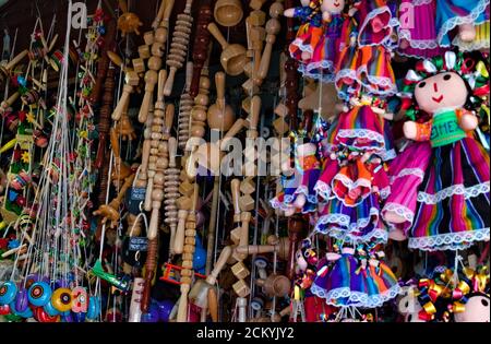 Jouets traditionnels en bois exposés sur un marché traditionnel au Mexique Banque D'Images