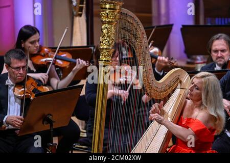 Prague, République tchèque. 16 septembre 2020. L'harpiste tchèque Jana Bouskova (en photo) et PKF - Philharmonia de Prague se sont présentés lors du concert du festival international de musique de Dvorak Prague. PKF - Prague Philharmonia est dirigée par Marek Sedivy à Prague, République Tchèque, le 16 septembre 2020. Crédit : vit Simanek/CTK photo/Alay Live News