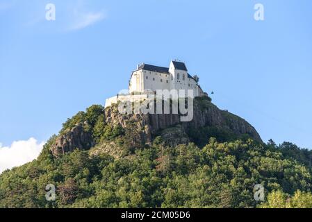 Château de Fuzer au sommet d'une colline volcanique dans le nord de la Hongrie Banque D'Images