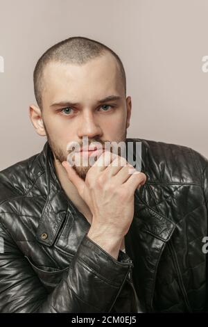 pensif fort gars touchant son menton.gros plan portrait. ajuster l'homme avec l'expression pensive. pensées, idées, concept de plans Banque D'Images