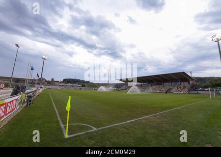 DIFFERDANGE, LUXEMBOURG - SEPTEMBRE 16: Vue d'ensemble du STADE MUNICIPAL DE LA VILLE DE DIFFERDANGE avant le deuxième tour de qualification de la Ligue Europa entre Progres Niederkorn et Willem II le 16 septembre 2020 à Differdange, Luxembourg. *** Légende locale *** Banque D'Images