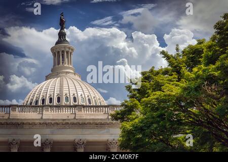 Une vue latérale sur le Capitole des États-Unis à Washington, DC un matin d'été. Banque D'Images