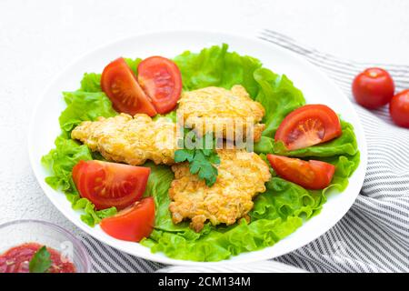 Boulettes de poulet hachées sur les feuilles de laitue. Côtelettes de filet de poulet cuites au four. Plat alimentaire. Concept de la prise de nourriture pour le menu. Le plat du restau Banque D'Images