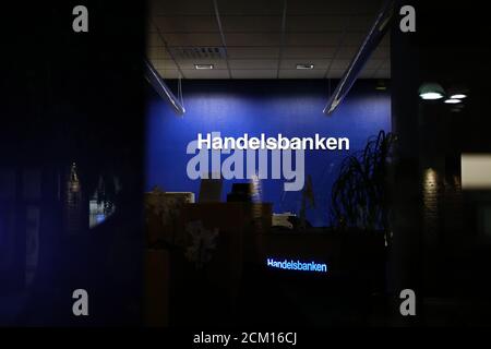 Motala, Suède 20200916 Handelsbanken ferme la moitié des succursales bancaires - 1,000 salariés en Suède sont affectés. Le nombre de succursales bancaires devrait diminuer, passant de 380 à environ 200 d'ici la fin de 2021. Svenska Handelsbanken AB est une banque suédoise qui offre des services bancaires universels, notamment des transactions d'entreprise traditionnelles, des services bancaires d'investissement et de négociation, ainsi que des services bancaires aux consommateurs, y compris des services d'assurance-vie. Photo Jeppe Gustafsson Banque D'Images