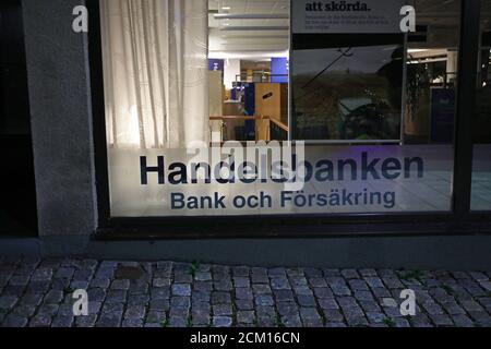 Motala, Suède 20200916 Handelsbanken ferme la moitié des succursales bancaires - 1,000 salariés en Suède sont affectés. Le nombre de succursales bancaires devrait diminuer, passant de 380 à environ 200 d'ici la fin de 2021. Svenska Handelsbanken AB est une banque suédoise qui offre des services bancaires universels, notamment des transactions d'entreprise traditionnelles, des services bancaires d'investissement et de négociation, ainsi que des services bancaires aux consommateurs, y compris des services d'assurance-vie. Photo Jeppe Gustafsson Banque D'Images