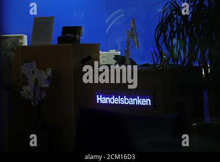 Motala, Suède 20200916 Handelsbanken ferme la moitié des succursales bancaires - 1,000 salariés en Suède sont affectés. Le nombre de succursales bancaires devrait diminuer, passant de 380 à environ 200 d'ici la fin de 2021. Svenska Handelsbanken AB est une banque suédoise qui offre des services bancaires universels, notamment des transactions d'entreprise traditionnelles, des services bancaires d'investissement et de négociation, ainsi que des services bancaires aux consommateurs, y compris des services d'assurance-vie. Photo Jeppe Gustafsson Banque D'Images