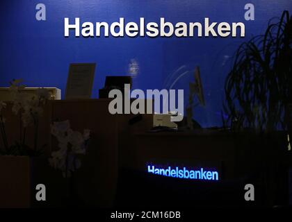 Motala, Suède 20200916 Handelsbanken ferme la moitié des succursales bancaires - 1,000 salariés en Suède sont affectés. Le nombre de succursales bancaires devrait diminuer, passant de 380 à environ 200 d'ici la fin de 2021. Svenska Handelsbanken AB est une banque suédoise qui offre des services bancaires universels, notamment des transactions d'entreprise traditionnelles, des services bancaires d'investissement et de négociation, ainsi que des services bancaires aux consommateurs, y compris des services d'assurance-vie. Photo Jeppe Gustafsson Banque D'Images