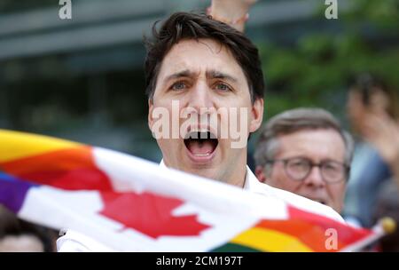 Le premier ministre canadien Justin Trudeau se joint aux partisans de la communauté LGBTQ de Toronto lorsqu'ils défilent dans l'une des plus grandes parodes Pride d'Amérique du Nord, à Toronto (Ontario), au Canada, le 23 juin 2019. REUTERS/Chris Helgren