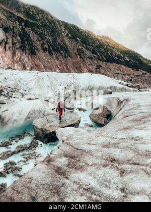 Jeune femme grimpeur sur la traversée de la rivière sur le glacier Mer de Glace Banque D'Images