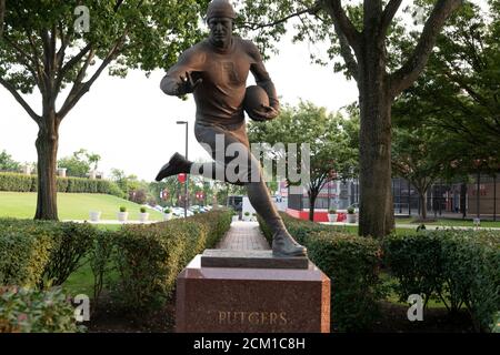 Piscataway, New Jersey, États-Unis. 16 septembre 2020. Une statue d'un joueur de football représentant le premier match de football universitaire qui a été joué le 6 novembre 1869 entre Rutgers et Princeton Wish montré à Piscataway, New Jersey The Big 10 Conference, Ce que Rutgers est membre, a annoncé mercredi morningÂ qu'avec des protocoles médicaux améliorés en place, les présidents d'école et les chanceliers croient maintenant que la concurrence peut être menée en toute sécurité par la pandémie COVID-19, à partir du week-end du 24 octobre. Le match de championnat Big Ten est prévu pour décembre 19, un jour avant les matchs de playoff sont un Banque D'Images