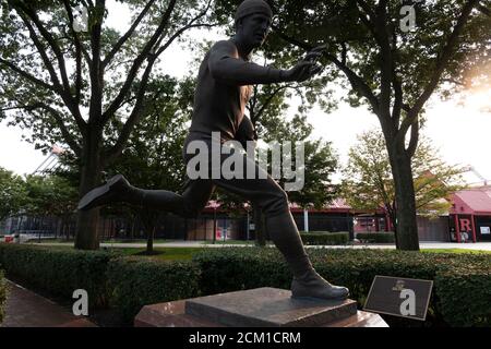 Piscataway, New Jersey, États-Unis. 16 septembre 2020. Une statue d'un joueur de football représentant le premier match de football universitaire qui a été joué le 6 novembre 1869 entre Rutgers et Princeton Wish montré à Piscataway, New Jersey The Big 10 Conference, Ce que Rutgers est membre, a annoncé mercredi morningÂ qu'avec des protocoles médicaux améliorés en place, les présidents d'école et les chanceliers croient maintenant que la concurrence peut être menée en toute sécurité par la pandémie COVID-19, à partir du week-end du 24 octobre. Le match de championnat Big Ten est prévu pour décembre 19, un jour avant les matchs de playoff sont un Banque D'Images