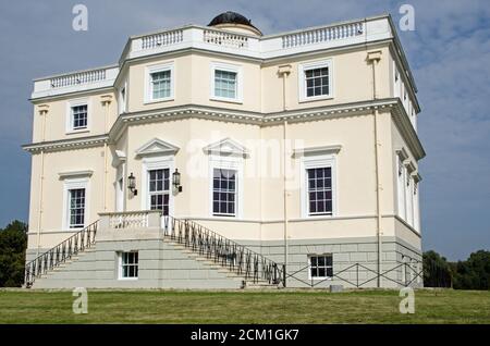 Façade extérieure de l'observatoire historique King's Observatory au milieu du parc Old Deer à Richmond upon Thames, dans l'ouest de Londres. Construit pour le roi George III à Banque D'Images