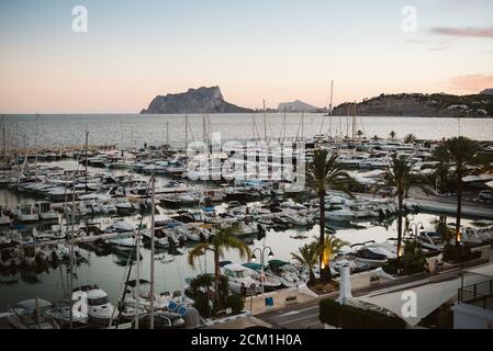 Le yacht club de Moraira au crépuscule vu d'en haut avec la montagne vues Banque D'Images