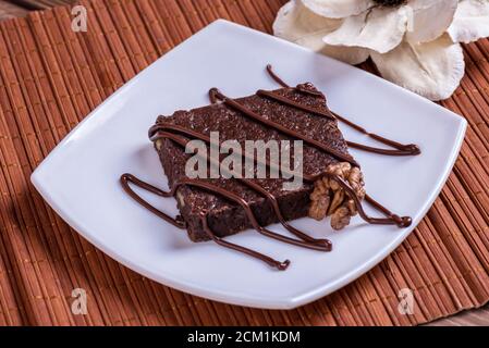 Une tranche de gâteau au chocolat sur la table. Banque D'Images