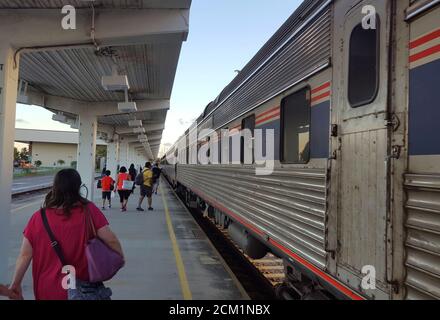 Les voyageurs partent d'un train à la gare de Miami, Miami, Floride, États-Unis Banque D'Images