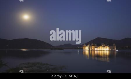 prise de vue nocturne du palais jal mahal et d'une pleine lune à jaipur Banque D'Images