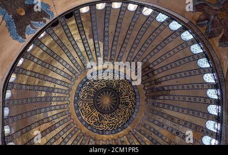 ISTANBUL, TURQUIE - 23 MAI 2019 : le grand dôme à l'intérieur de la nef de sainte-sophie à istanbul Banque D'Images
