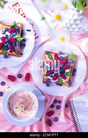 Toasts de petit-déjeuner avec baies et café Banque D'Images