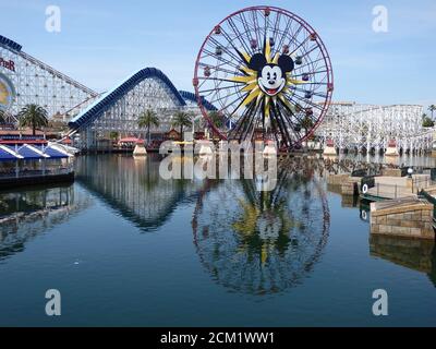 Pixar Pal-A-Round (anciennement connu sous le nom de roue de soleil et roue d'amusement Mickey), Disney California Adventure Park, Anaheim California, États-Unis Banque D'Images