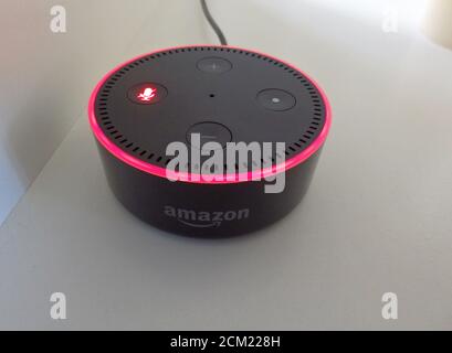 Un point d'écho Amazon est rouge en raison de la désactivation du microphone. Banque D'Images