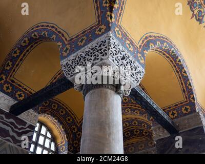 ISTANBUL, TURQUIE - 23 MAI 2019 : une capitale ornée sur un nuage à l'intérieur de la mosquée sainte-sophie à istanbul Banque D'Images