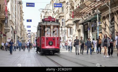 ISTANBUL, TURQUIE - 22 MAI 2019 : prise de vue à angle bas d'un tramway taksim-tunel à Istanbul Banque D'Images