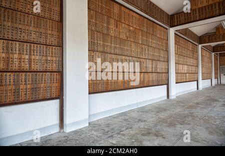 Kyoto, Japon - 23 novembre 2007 : une galerie couverte avec les tablettes commémoratives en bois commémorant les morts de la guerre du Pacifique. Ryozen Kannon. Kyo Banque D'Images