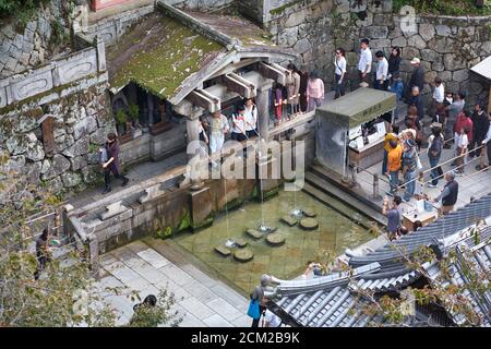 Kyoto, Japon - 23 novembre 2007 : les visiteurs de la cascade d'Otowa attrapent l'eau de l'un des trois cours d'eau distincts pour la santé, la longévité, et Banque D'Images