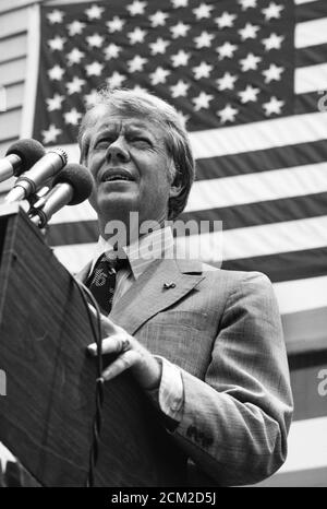 Le candidat démocrate à la présidence Jimmy carter s'adresse à une foule à Westville, en Géorgie, le 4 juillet 1976, lors de la célébration du bicentenaire de l'Amérique. Banque D'Images