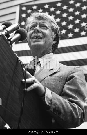 Le candidat démocrate à la présidence Jimmy carter s'adresse à une foule à Westville, en Géorgie, le 4 juillet 1976, lors de la célébration du bicentenaire de l'Amérique. Banque D'Images