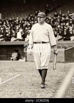 New York Yankee Babe Ruth marchant avec la chauve-souris Banque D'Images