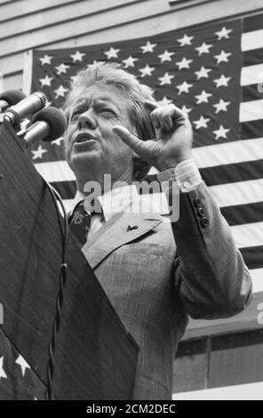 Le candidat démocrate à la présidence Jimmy carter s'adresse à une foule à Westville, en Géorgie, le 4 juillet 1976, lors de la célébration du bicentenaire de l'Amérique. Banque D'Images