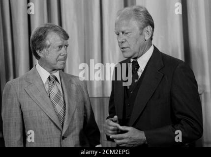 Le président Jimmy carter et l'ancien président Gerald Ford à la Maison Blanche lors de l'inauguration de carter. 1977. Banque D'Images