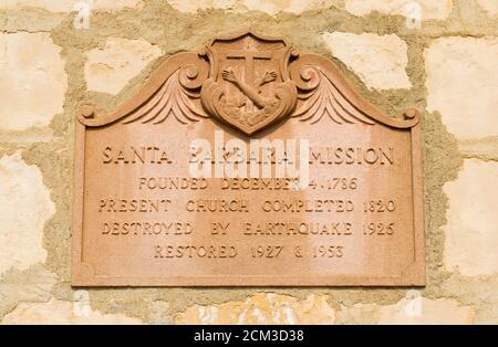 Plaque historique sur le mur extérieur en grès du Père Noël Barbara Mission en Californie, États-Unis Banque D'Images