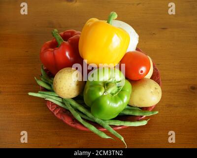 Vue en grand angle des légumes frais sur un plateau Banque D'Images