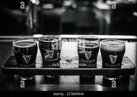 Image en noir et blanc d'un vol de bière Guinness échantillons Banque D'Images